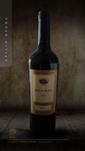 Botella del vino Atilio Avena Roble Malbec con crianza en barrica.